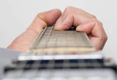 Hướng dẫn: Giảm đau tay cho người mới học Guitar- Guitar Hà Nội