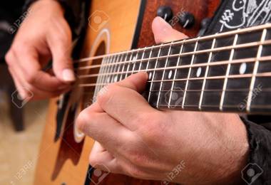 Tìm gia sư dạy chơi đàn Guitar căn bản tphcm