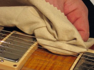Hướng dẫn cách làm sạch dây đàn Guitar
